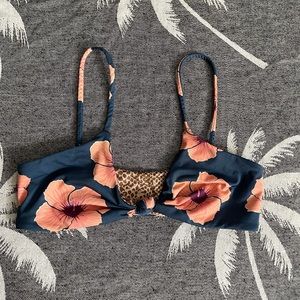 ✨SOLD✨Acacia swimwear hibiscus top
